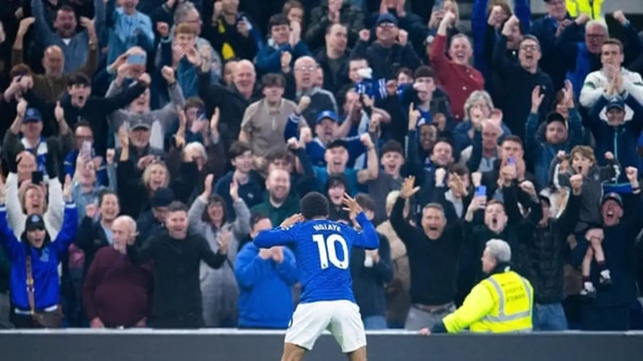 تعثر ليفربول وتشيلسي يربك حسابات التأهل إلى دوري أبطال أوروبا هذا الموسم